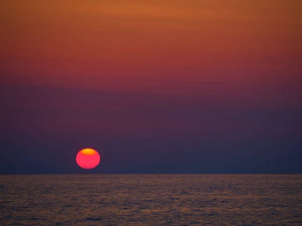Sonne Fällt Ins Meer Aufgenommen Während Einer Bootsfahrt Bei Sonnenuntergang — Stockfoto