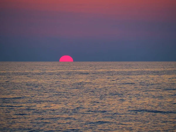 Солнце Падает Море Снимок Сделан Время Поездки Лодке Закате Стромболи — стоковое фото