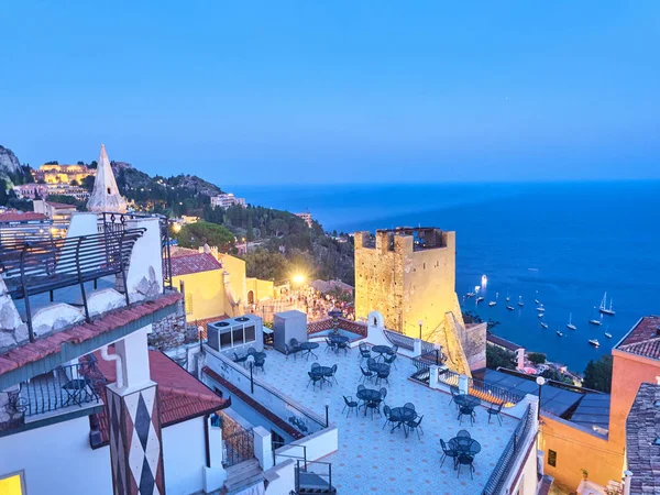 Gün batımında Isola Bella (Taormina) körfezi manzarası