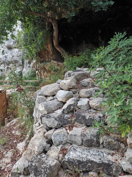 カヴァサンタ本館 古い洞窟で石で作られた宗教的な古代の建物のショット ロッシリーニ シラクーサ イタリア — ストック写真