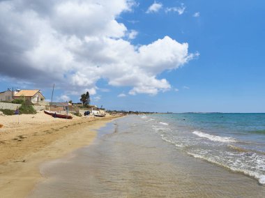 Sicilya'da bir sahil üzerinde görkemli güneşli ve bulutlu karışık gökyüzü