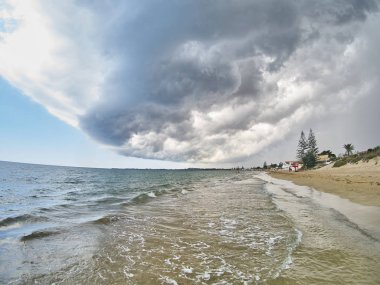 Sicilya'da bir sahil üzerinde görkemli güneşli ve bulutlu karışık gökyüzü