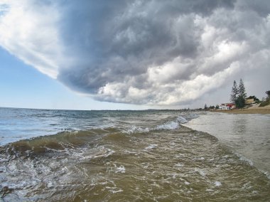 Sicilya'da bir sahil üzerinde görkemli güneşli ve bulutlu karışık gökyüzü