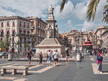 Catania, İtalya - 22 Ağustos 2018: Bir yaz gününde Stesicoro meydanının çekimi. Catania, İtalya