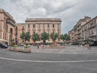 Catania, İtalya - 22 Ağustos 2018: Bir yaz gününde Catania Piazza Teatro Massimo Shot. Catania, Sicilya