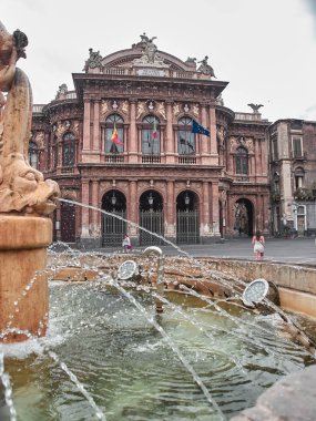 Catania, İtalya - 22 Ağustos 2018: Bir yaz gününde Catania Piazza Teatro Massimo Shot. Catania, Sicilya