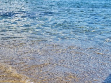 Yaz güneşli bir günde Syracuse yakınlarındaki güzel tropikal San Lorenzo plajda kum üzerinde dalgalar Shot