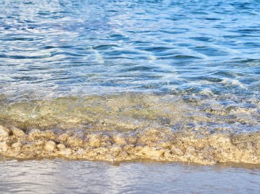 Yaz güneşli bir günde Syracuse yakınlarındaki güzel tropikal San Lorenzo plajda kum üzerinde dalgalar Shot