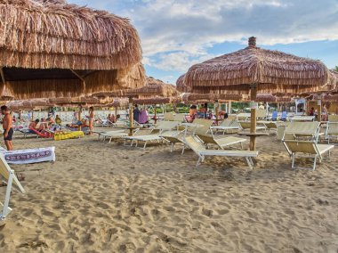 San Lorenzo, Syracuse - 24 Ağustos 2018: Yaz güneşli bir günde Syracuse yakınlarındaki güzel tropikal San Lorenzo plaj Shot. İnsanlar deniz kenarında rahatlıyor.