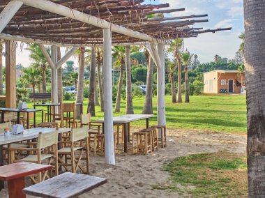 San Lorenzo, Syracuse - 24 Ağustos 2018: Yaz güneşli bir günde Syracuse yakınlarındaki güzel tropikal San Lorenzo plajı yakınında bir pub Shot