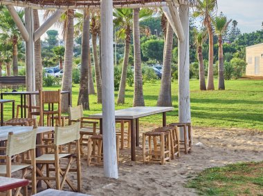 Yaz güneşli bir günde Syracuse yakınlarındaki güzel tropikal San Lorenzo plaj yakınında bir pub Shot