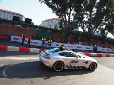 Milano, İtalya - 29 Ağustos 2018: Güvenlik Aracı. Ferrari (Vettel, Raikkonen) ve Sauber Alfa Romeo (Leclerc, Ericsson) ile Milano şehir merkezinde Formula 1 gün sergi sokaklar arasında f1 araba sürüş