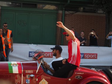 Milano, İtalya - 29 Ağustos 2018: Formula 1'de Milano şehir merkezinde, Ferrari (Vettel, Raikkonen) ve Sauber Alfa Romeo (Leclerc, Ericsson) ile f1 araba ile sokaklar arasında