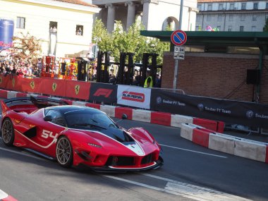 Milano, İtalya - 29 Ağustos 2018: Formula 1'de Milano şehir merkezinde, Ferrari (Vettel, Raikkonen) ve Sauber Alfa Romeo (Leclerc, Ericsson) ile f1 araba ile sokaklar arasında