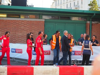 Milano, İtalya - 29 Ağustos 2018: Formula 1'de Milano şehir merkezinde, Ferrari (Vettel, Raikkonen) ve Sauber Alfa Romeo (Leclerc, Ericsson) ile f1 araba ile sokaklar arasında