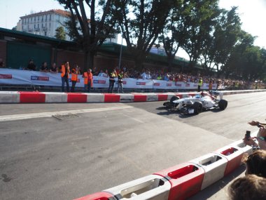 Milano, İtalya - 29 Ağustos 2018: Ericsson'un arabası. Ferrari (Vettel, Raikkonen) ve Sauber Alfa Romeo (Leclerc, Ericsson) ile Milano şehir merkezinde Formula 1 gün sergi sokaklar arasında f1 araba sürüş