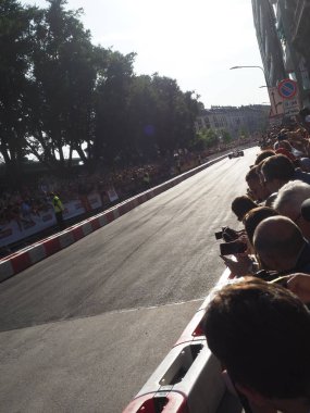 Milano, İtalya - 29 Ağustos 2018: Formula 1'de Milano şehir merkezinde, Ferrari (Vettel, Raikkonen) ve Sauber Alfa Romeo (Leclerc, Ericsson) ile f1 araba ile sokaklar arasında