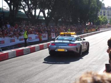 Milano, İtalya - 29 Ağustos 2018: Güvenlik Aracı. Ferrari (Vettel, Raikkonen) ve Sauber Alfa Romeo (Leclerc, Ericsson) ile Milano şehir merkezinde Formula 1 gün sergi sokaklar arasında f1 araba sürüş