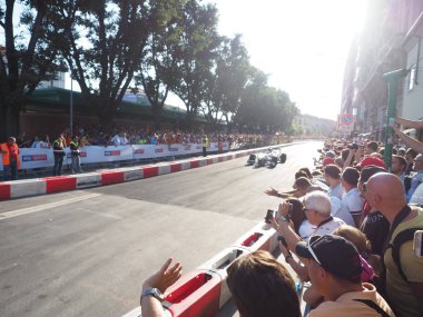 Milano, İtalya - 29 Ağustos 2018: Ericsson'un arabası. Ferrari (Vettel, Raikkonen) ve Sauber Alfa Romeo (Leclerc, Ericsson) ile Milano şehir merkezinde Formula 1 gün sergi sokaklar arasında f1 araba sürüş