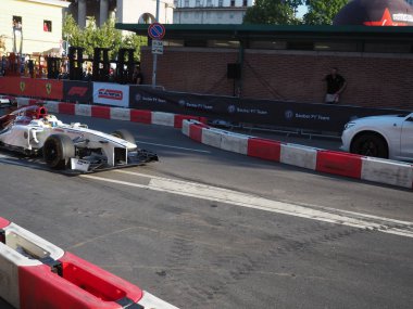 Milano, İtalya - 29 Ağustos 2018: Ericsson'un arabası. Ferrari (Vettel, Raikkonen) ve Sauber Alfa Romeo (Leclerc, Ericsson) ile Milano şehir merkezinde Formula 1 gün sergi sokaklar arasında f1 araba sürüş