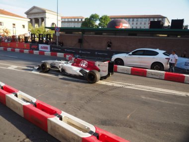 Milano, İtalya - 29 Ağustos 2018: Ericsson'un arabası. Ferrari (Vettel, Raikkonen) ve Sauber Alfa Romeo (Leclerc, Ericsson) ile Milano şehir merkezinde Formula 1 gün sergi sokaklar arasında f1 araba sürüş