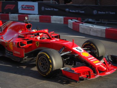Milano, İtalya - 29 Ağustos 2018: Formula 1'de Milano şehir merkezinde, Ferrari (Vettel, Raikkonen) ve Sauber Alfa Romeo (Leclerc, Ericsson) ile f1 araba ile sokaklar arasında