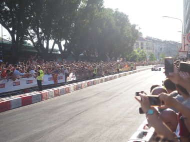 Milano, İtalya - 29 Ağustos 2018: Formula 1'de Milano şehir merkezinde, Ferrari (Vettel, Raikkonen) ve Sauber Alfa Romeo (Leclerc, Ericsson) ile f1 araba ile sokaklar arasında