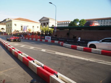 Milano, İtalya - 29 Ağustos 2018: Formula 1'de Milano şehir merkezinde, Ferrari (Vettel, Raikkonen) ve Sauber Alfa Romeo (Leclerc, Ericsson) ile f1 araba ile sokaklar arasında