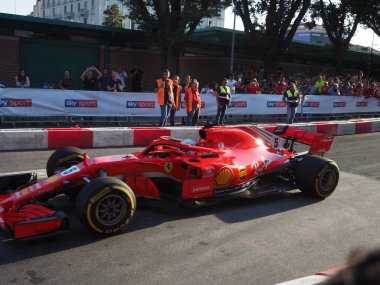 Milano, İtalya - 29 Ağustos 2018: Formula 1'de Milano şehir merkezinde, Ferrari (Vettel, Raikkonen) ve Sauber Alfa Romeo (Leclerc, Ericsson) ile f1 araba ile sokaklar arasında