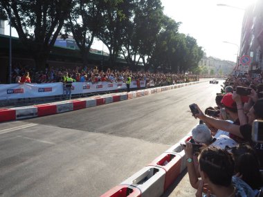 Milano, İtalya - 29 Ağustos 2018: Formula 1'de Milano şehir merkezinde, Ferrari (Vettel, Raikkonen) ve Sauber Alfa Romeo (Leclerc, Ericsson) ile f1 araba ile sokaklar arasında