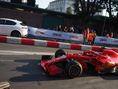 Milano, İtalya - 29 Ağustos 2018: Formula 1'de Milano şehir merkezinde, Ferrari (Vettel, Raikkonen) ve Sauber Alfa Romeo (Leclerc, Ericsson) ile f1 araba ile sokaklar arasında