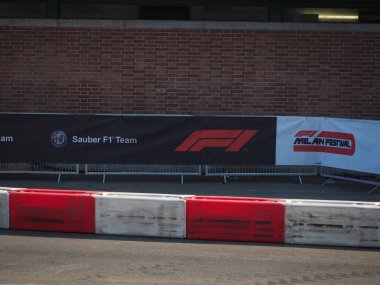 Milano, İtalya - 29 Ağustos 2018: Formula 1'de Milano şehir merkezinde, Ferrari (Vettel, Raikkonen) ve Sauber Alfa Romeo (Leclerc, Ericsson) ile f1 araba ile sokaklar arasında