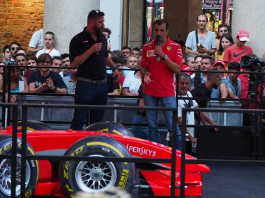 Milano, İtalya - 29 Ağustos 2018: Formula 1'de Milano şehir merkezinde, Ferrari (Vettel, Raikkonen) ve Sauber Alfa Romeo (Leclerc, Ericsson) ile f1 araba ile sokaklar arasında
