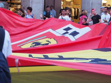 Milano, İtalya - 29 Ağustos 2018: Formula 1'de Milano şehir merkezinde, Ferrari (Vettel, Raikkonen) ve Sauber Alfa Romeo (Leclerc, Ericsson) ile f1 araba ile sokaklar arasında