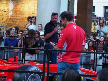 Milano, İtalya - 29 Ağustos 2018: Formula 1'de Milano şehir merkezinde, Ferrari (Vettel, Raikkonen) ve Sauber Alfa Romeo (Leclerc, Ericsson) ile f1 araba ile sokaklar arasında