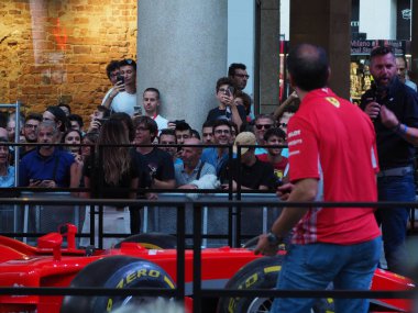 Milano, İtalya - 29 Ağustos 2018: Formula 1'de Milano şehir merkezinde, Ferrari (Vettel, Raikkonen) ve Sauber Alfa Romeo (Leclerc, Ericsson) ile f1 araba ile sokaklar arasında