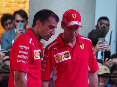 Milano, İtalya - 29 Ağustos 2018: Formula 1'de Milano şehir merkezinde, Ferrari (Vettel, Raikkonen) ve Sauber Alfa Romeo (Leclerc, Ericsson) ile f1 araba ile sokaklar arasında