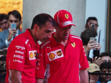 Milano, İtalya - 29 Ağustos 2018: Formula 1'de Milano şehir merkezinde, Ferrari (Vettel, Raikkonen) ve Sauber Alfa Romeo (Leclerc, Ericsson) ile f1 araba ile sokaklar arasında