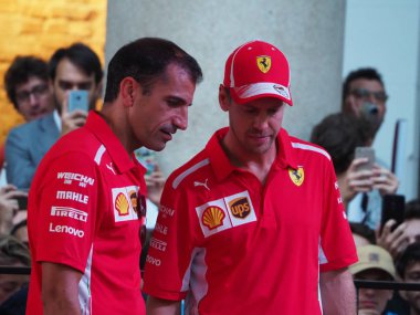Milano, İtalya - 29 Ağustos 2018: Formula 1'de Milano şehir merkezinde, Ferrari (Vettel, Raikkonen) ve Sauber Alfa Romeo (Leclerc, Ericsson) ile f1 araba ile sokaklar arasında