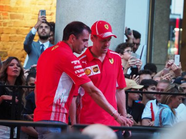 Milano, İtalya - 29 Ağustos 2018: Formula 1'de Milano şehir merkezinde, Ferrari (Vettel, Raikkonen) ve Sauber Alfa Romeo (Leclerc, Ericsson) ile f1 araba ile sokaklar arasında