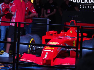 Milano, İtalya - 29 Ağustos 2018: Formula 1'de Milano şehir merkezinde, Ferrari (Vettel, Raikkonen) ve Sauber Alfa Romeo (Leclerc, Ericsson) ile f1 araba ile sokaklar arasında
