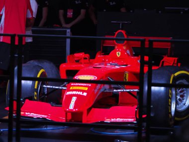 Milano, İtalya - 29 Ağustos 2018: Formula 1'de Milano şehir merkezinde, Ferrari (Vettel, Raikkonen) ve Sauber Alfa Romeo (Leclerc, Ericsson) ile f1 araba ile sokaklar arasında