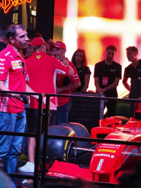 Milano, İtalya - 29 Ağustos 2018: Formula 1'de Milano şehir merkezinde, Ferrari (Vettel, Raikkonen) ve Sauber Alfa Romeo (Leclerc, Ericsson) ile f1 araba ile sokaklar arasında