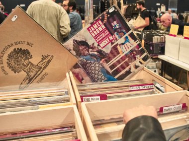 Milano, İtalya - 14 Ekim 2018: Bir vinil seti. Doğu Pazarı Milano'da ayda bir kez yönetilen bir vintage kapalı pazar. Onlar vintage elbiseler, güneş gözlüğü, vinil, yiyecek, içecek, mobilya ve benzeri satmak