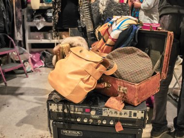 Milano, İtalya - 14 Ekim 2018: Bir amplifikatörüzerinde eski bir bagaj shot. Doğu Pazarı Milano'da ayda bir kez yönetilen bir vintage kapalı pazar. Onlar vintage elbiseler, güneş gözlüğü, vinil, yiyecek, içecek, mobilya ve benzeri satmak