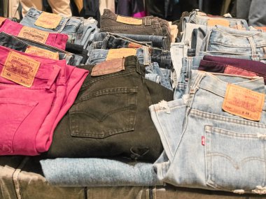 Milano, İtalya - 14 Ekim 2018: Vintage kot satan bir standShot. Doğu Pazarı Milano'da ayda bir kez yönetilen bir vintage kapalı pazar. Onlar vintage elbiseler, güneş gözlüğü, vinil, yiyecek, içecek, mobilya ve benzeri satmak
