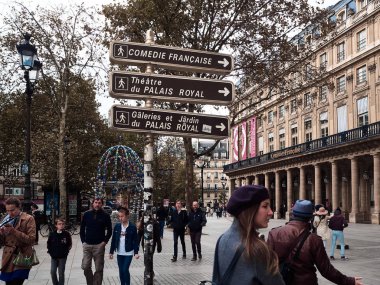 İnsanlar gündüz vakti şehir sokaklarında yürüyorlar.