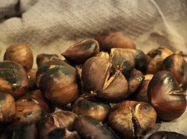Bir grup pişmiş kestane
