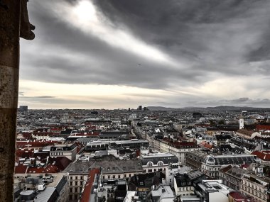 Bulutlu gökyüzü arkaplanındaki şehir manzarasının hava görüntüsü 