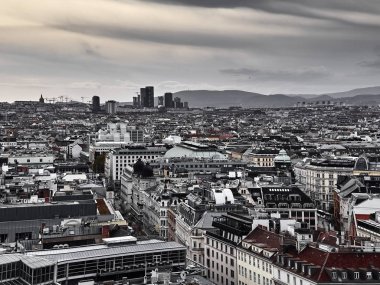 Bulutlu gökyüzü arkaplanındaki şehir manzarasının hava görüntüsü 